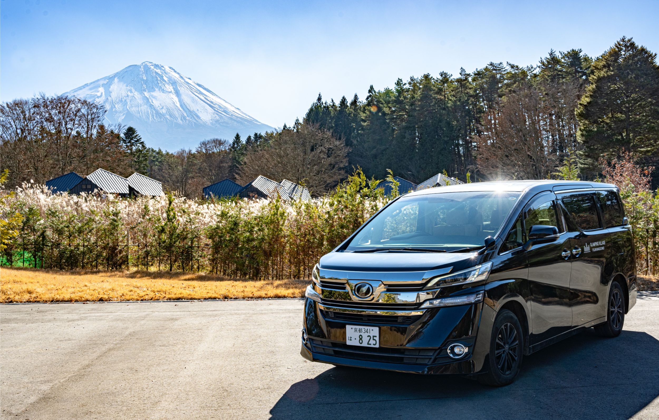 富士山の見える駐車場に停まる送迎車