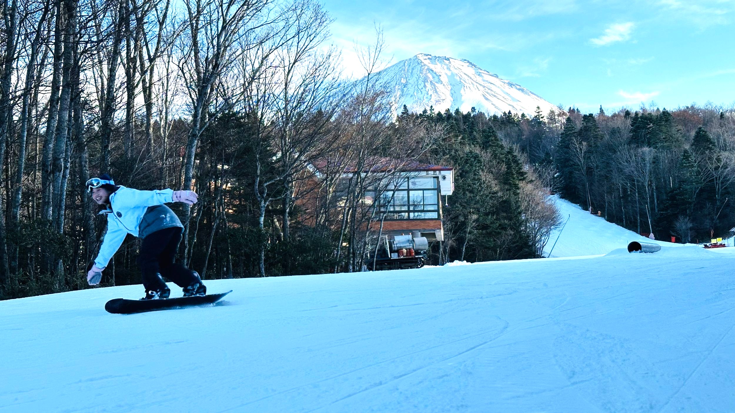 富士山を背にゲレンデを滑る