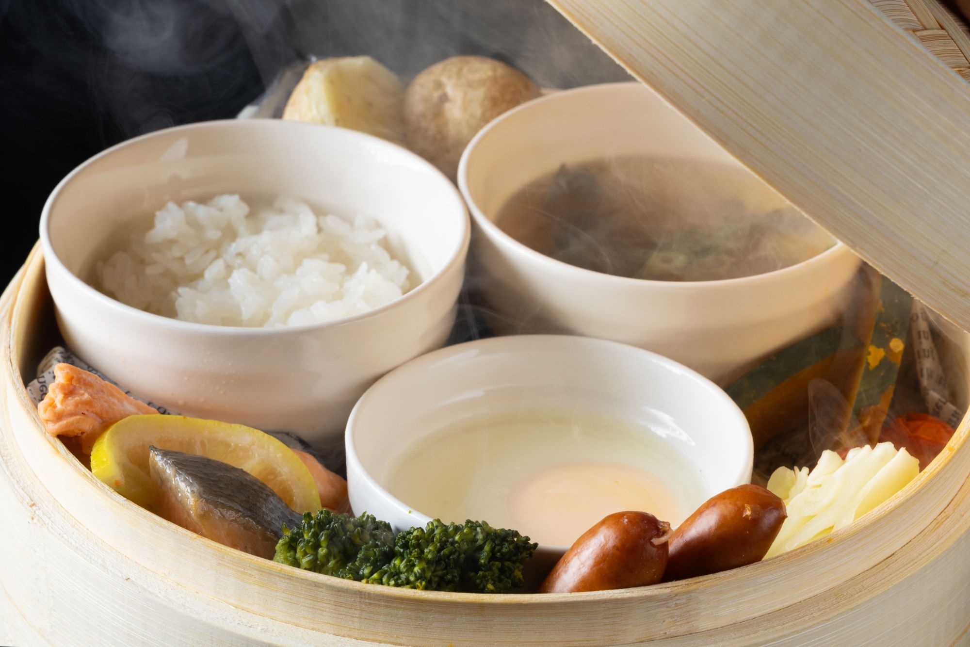 炊きたてのごはんと汁物が並ぶ朝の膳